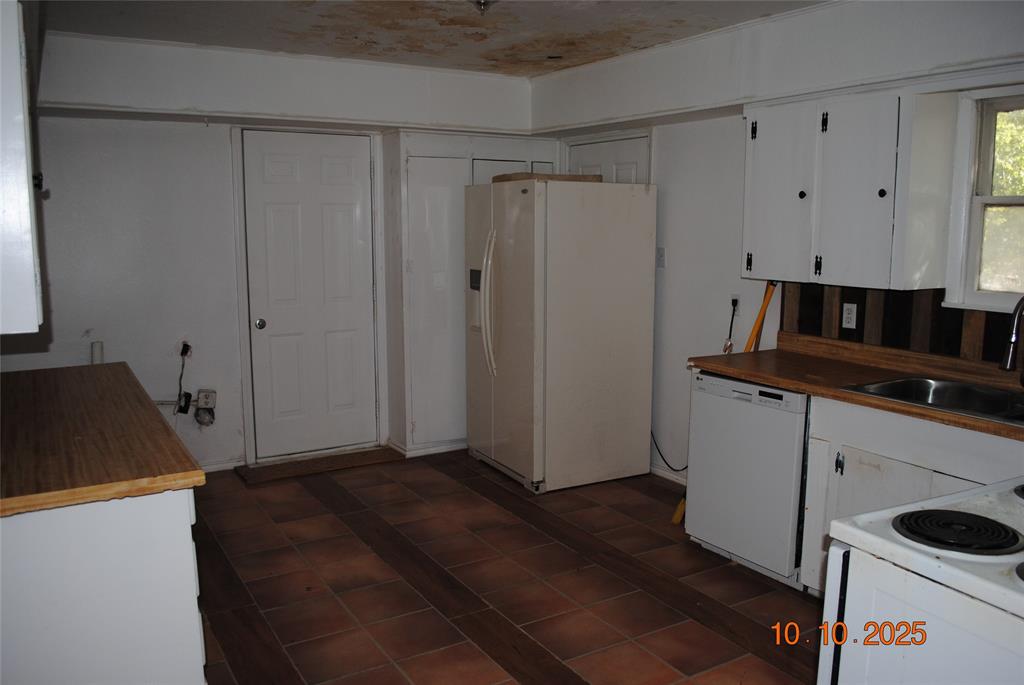 1660 Marsalis Road Lancaster, TX 75146 - Photo 5 of 12 a kitchen with cabinets and a stove top oven