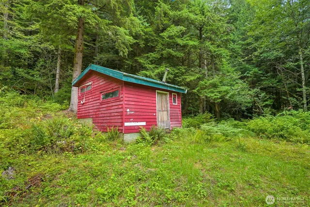 a view of a backyard with barn
