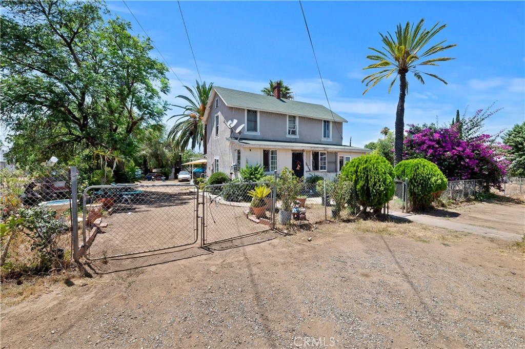 257 Highland Avenue Riverside, CA 92507 - Photo 2 of 7