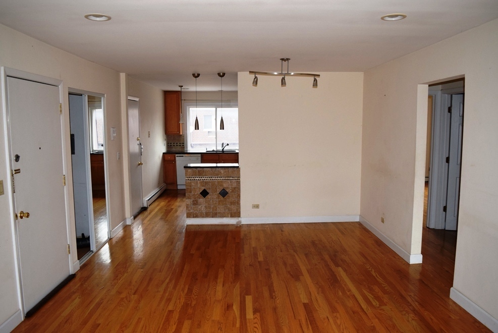 10473 Dearlove Road, Unit 6 Glenview, IL 60025 - Photo 5 of 21 a view of a hallway with wooden floor and a bathroom