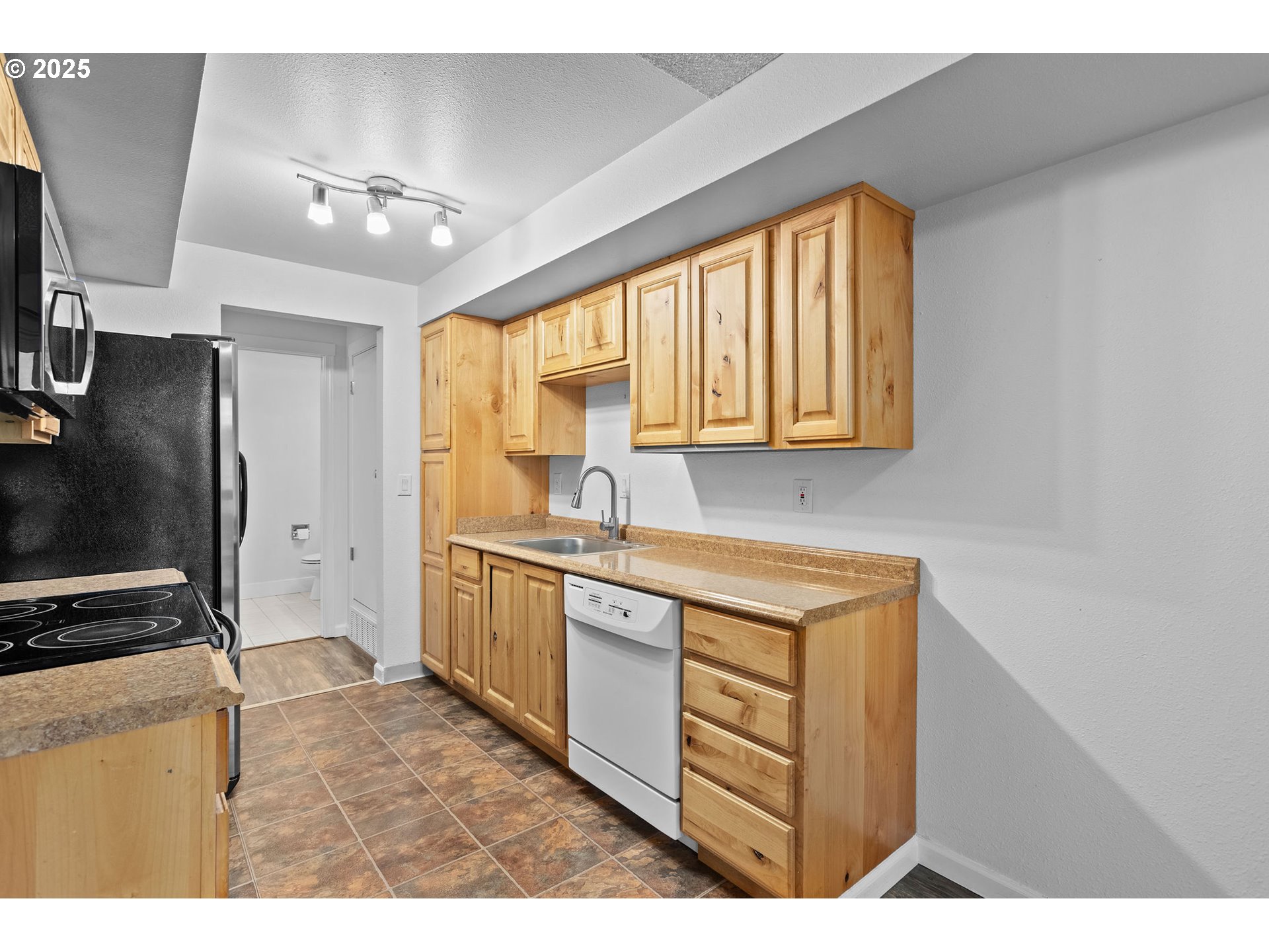 311 Northeast 85th Street, Unit R Vancouver, WA 98665 - Photo 15 of 34 a kitchen with a refrigerator and a sink