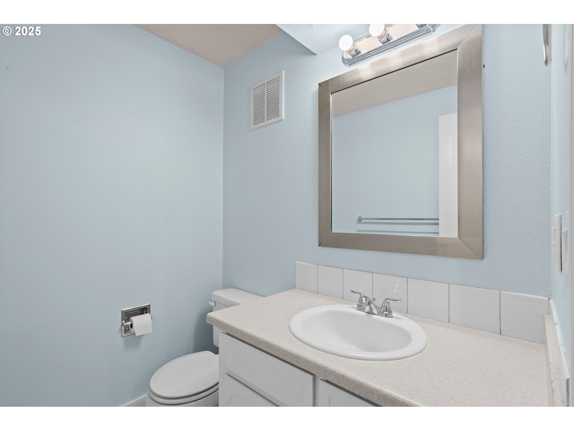 311 Northeast 85th Street, Unit R Vancouver, WA 98665 - Photo 17 of 34 a bathroom with a toilet a sink and mirror