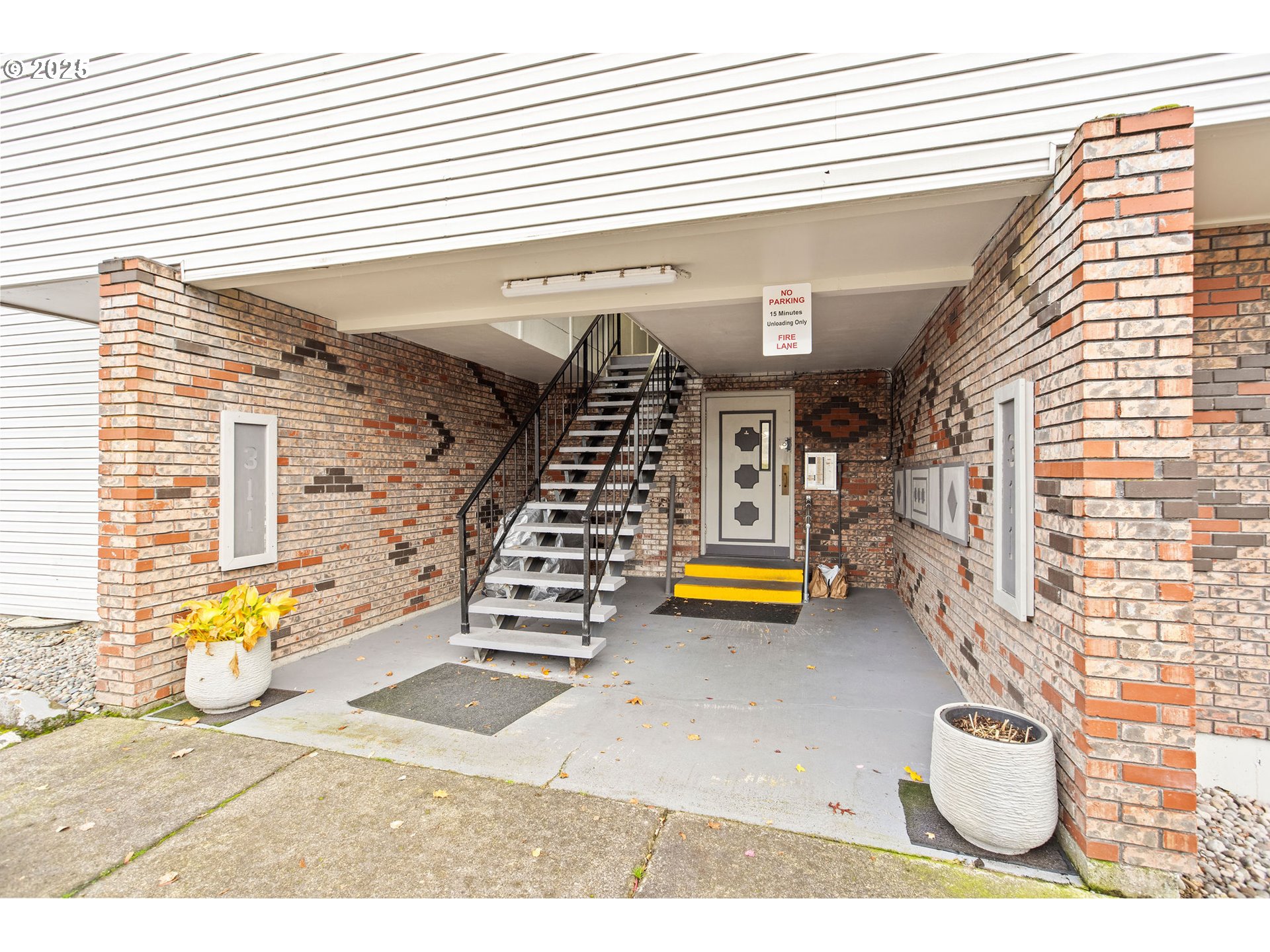 311 Northeast 85th Street, Unit R Vancouver, WA 98665 - Photo 2 of 34 a view of the entryway