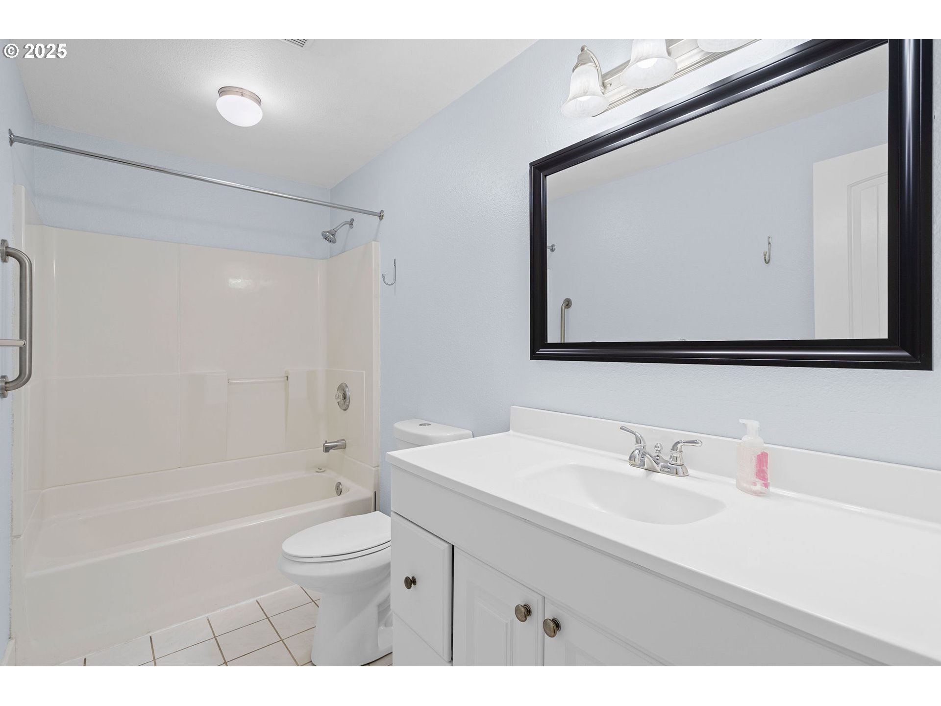 311 Northeast 85th Street, Unit R Vancouver, WA 98665 - Photo 21 of 34 a bathroom with a toilet a sink a mirror and a bathtub