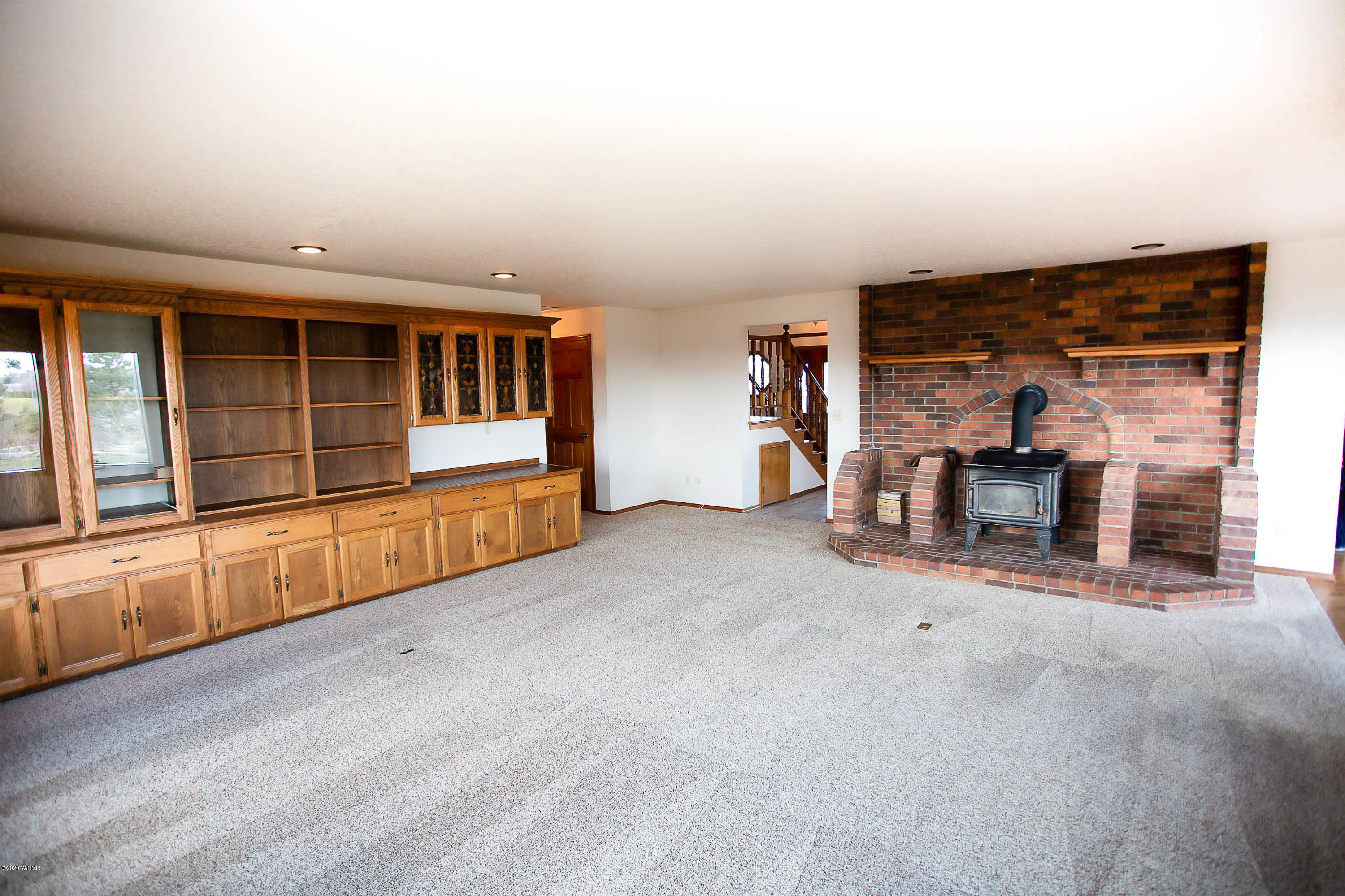 11108 Summitview Ext Road Yakima, WA 98908 - Photo 14 of 51 an empty room with fireplace and windows