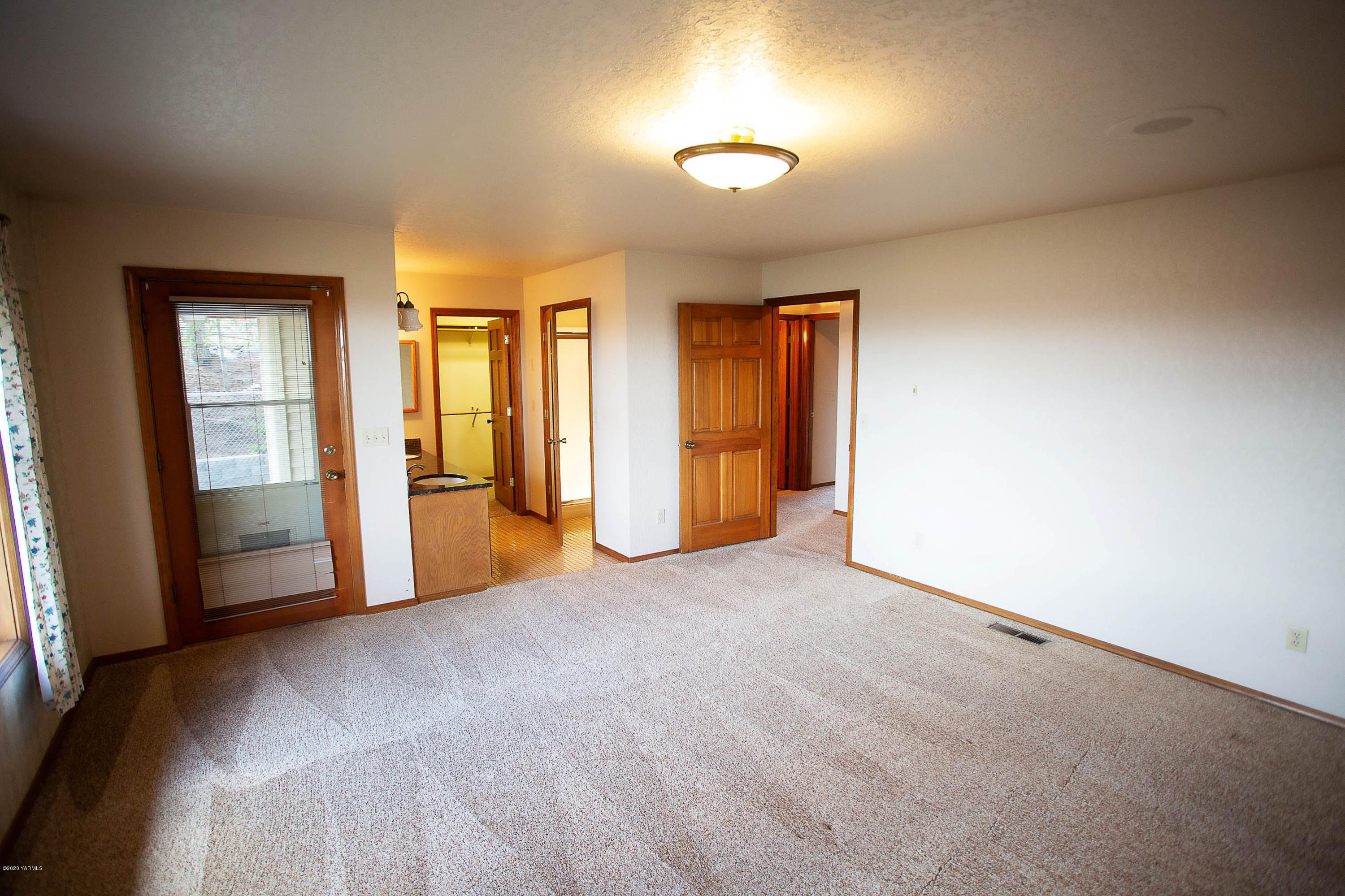 11108 Summitview Ext Road Yakima, WA 98908 - Photo 22 of 51 an empty room with closet and windows