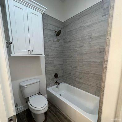804 Grayson Avenue McAllen, TX 78504 - Photo 11 of 30 a bathroom with a toilet and bathtub