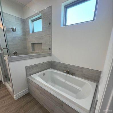 804 Grayson Avenue McAllen, TX 78504 - Photo 18 of 30 a bathroom with a bathtub