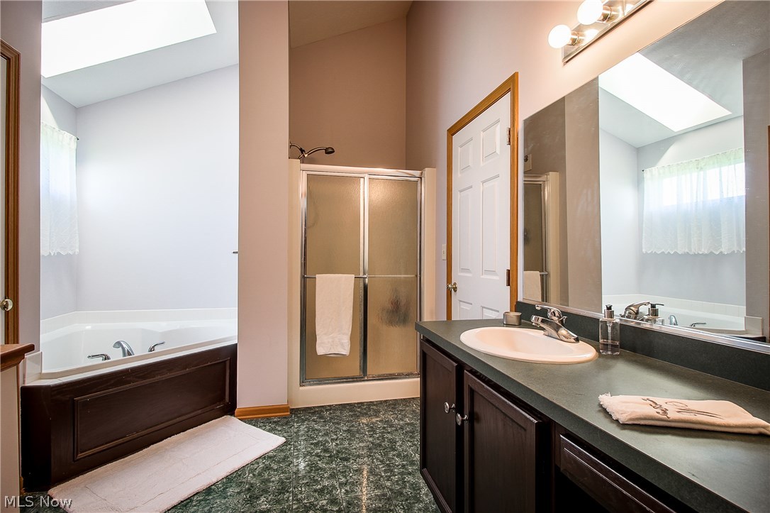 2986 Quail Ridge Akron, OH 44319 - Photo 18 of 27 Master bathroom