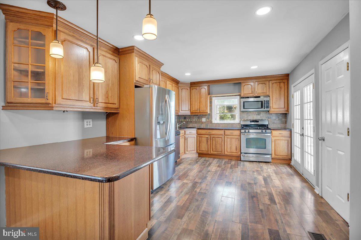 211 South Cedar Avenue Maple Shade, NJ 08052 - Photo 10 of 34 Kitchen with breakfast bar counter