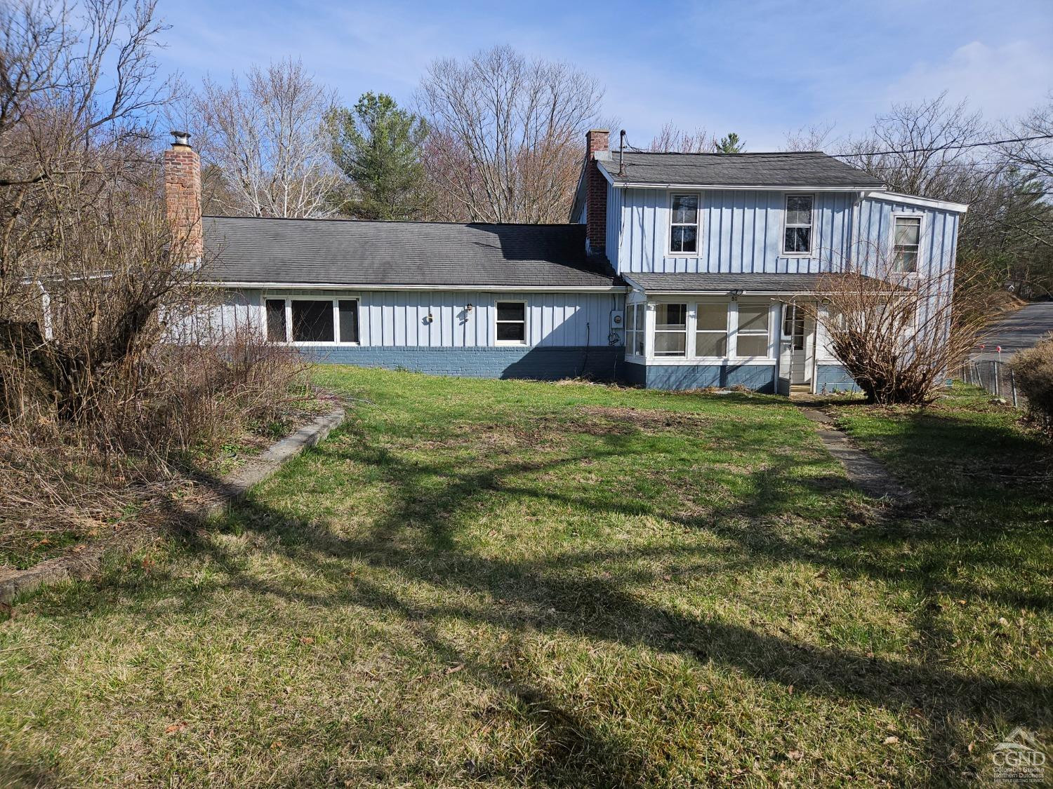 a view of a house with a yard