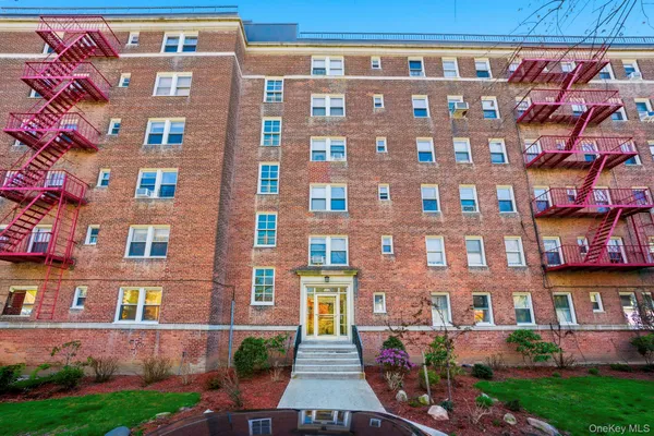 $200,000 | 5444 Arlington Avenue, Unit G 44 | North Riverdale