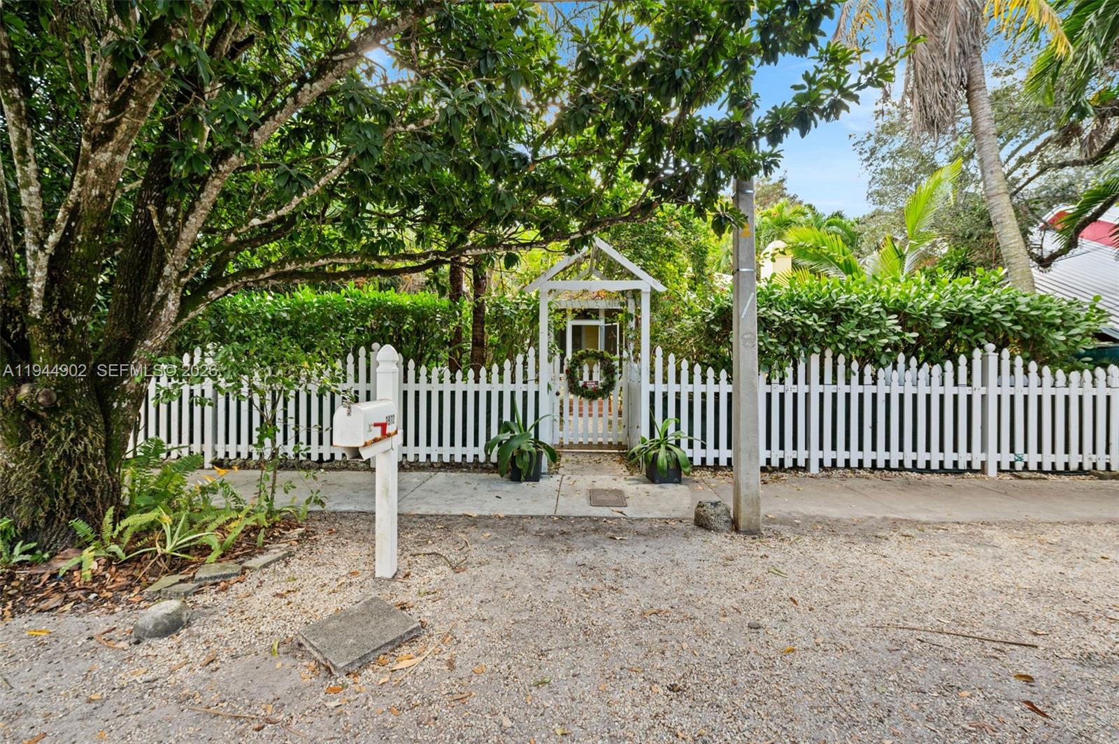 3972 Loquat Avenue Miami, FL 33133 - Photo 5 of 9