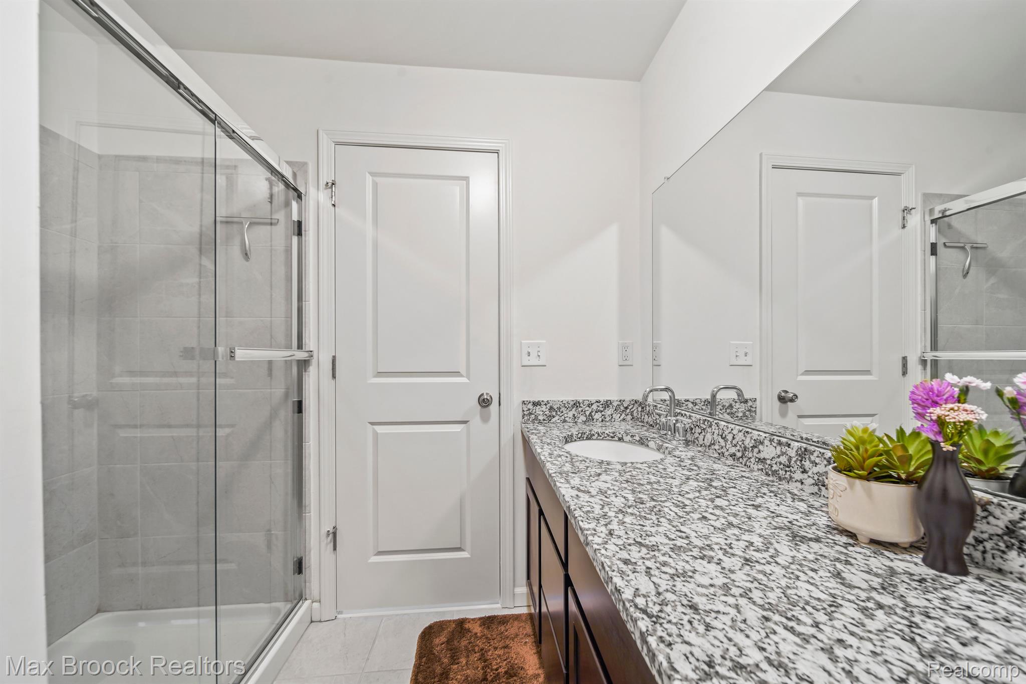 2500 Normandy Road, Unit 27 Royal Oak, MI 48073 - Photo 18 of 37 Tile Shower Stall
