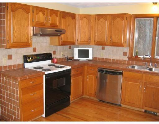 139 Second Point Road Warwick, RI 02889 - Photo 4 of 7 Kitchen.