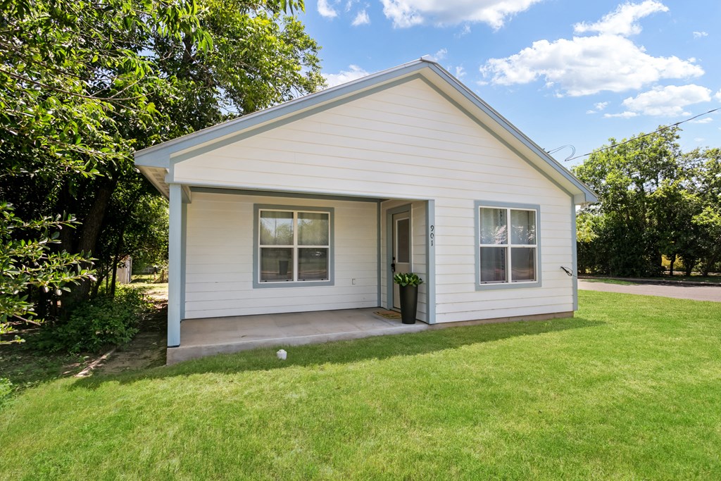 901 Bell Street Fredericksburg, TX 78624 - Photo 20 of 25 a view of a house with backyard and garden