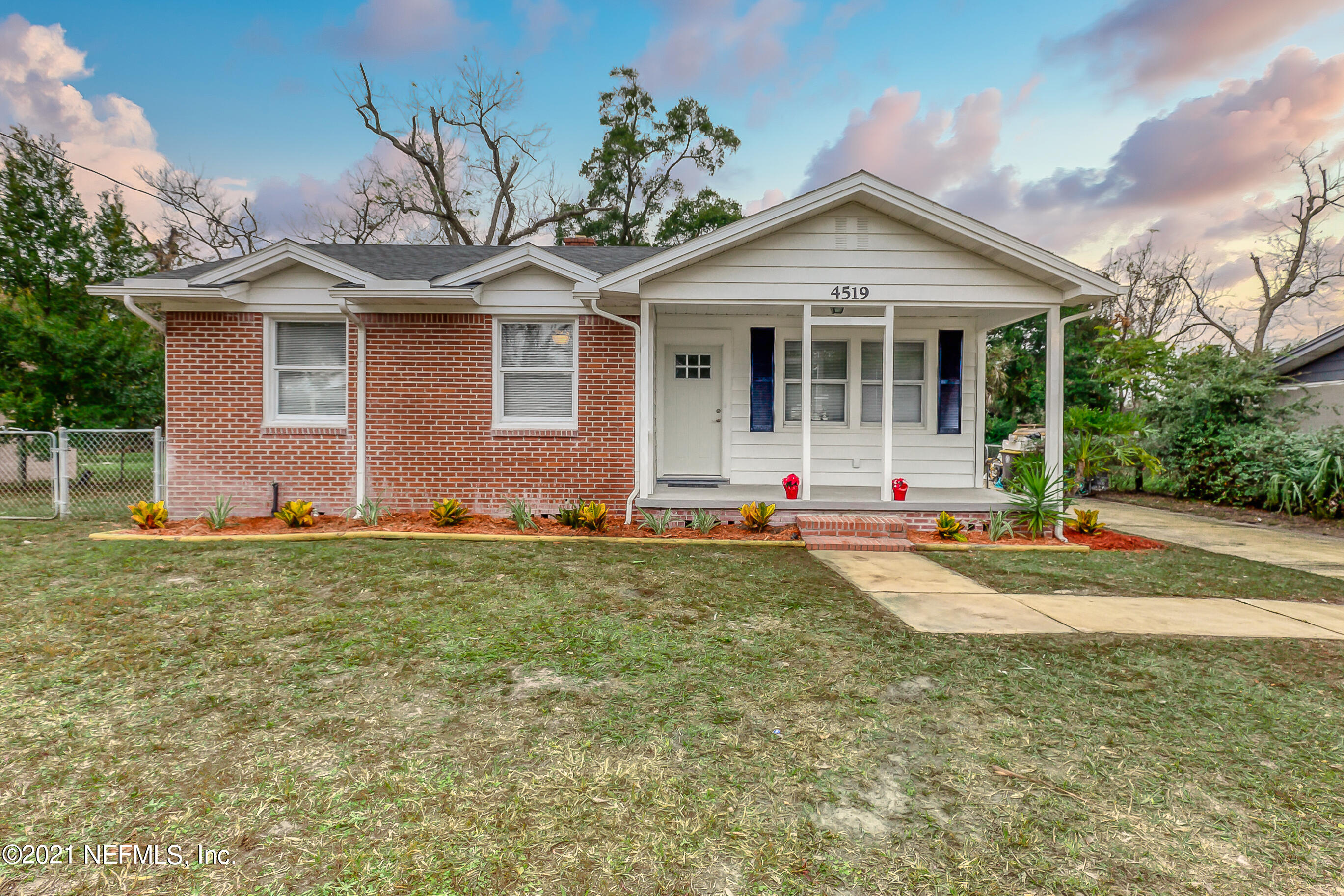 4519 Manchester Road Jacksonville, FL 32210 - Photo 3 of 32 904RealEstatePhotography.com-39