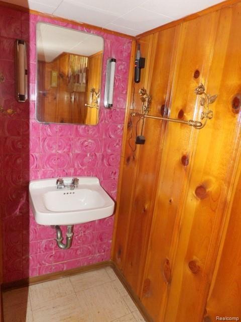 14841 Champaign Road Allen Park, MI 48101 - Photo 41 of 41 40. ADDITIONAL VIEW OF THE BATH!