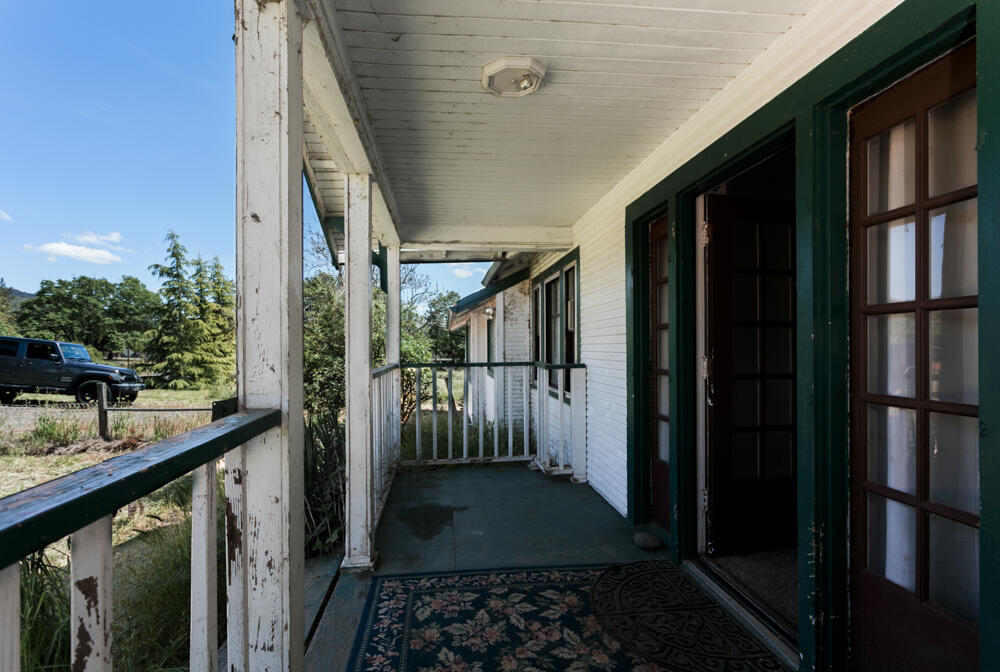 11717 Michael Road White City, OR 97503 - Photo 37 of 39 Front porch