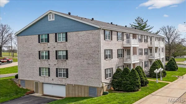 $184,900 | 1122 Sunbolt Drive, Unit K, St. Louis, MO 63129