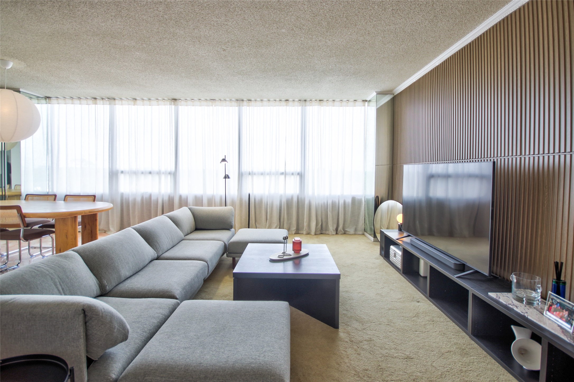 2701 Westheimer Road, Unit 7H Houston, TX 77098 - Photo 4 of 21 a living room with furniture and a flat screen tv