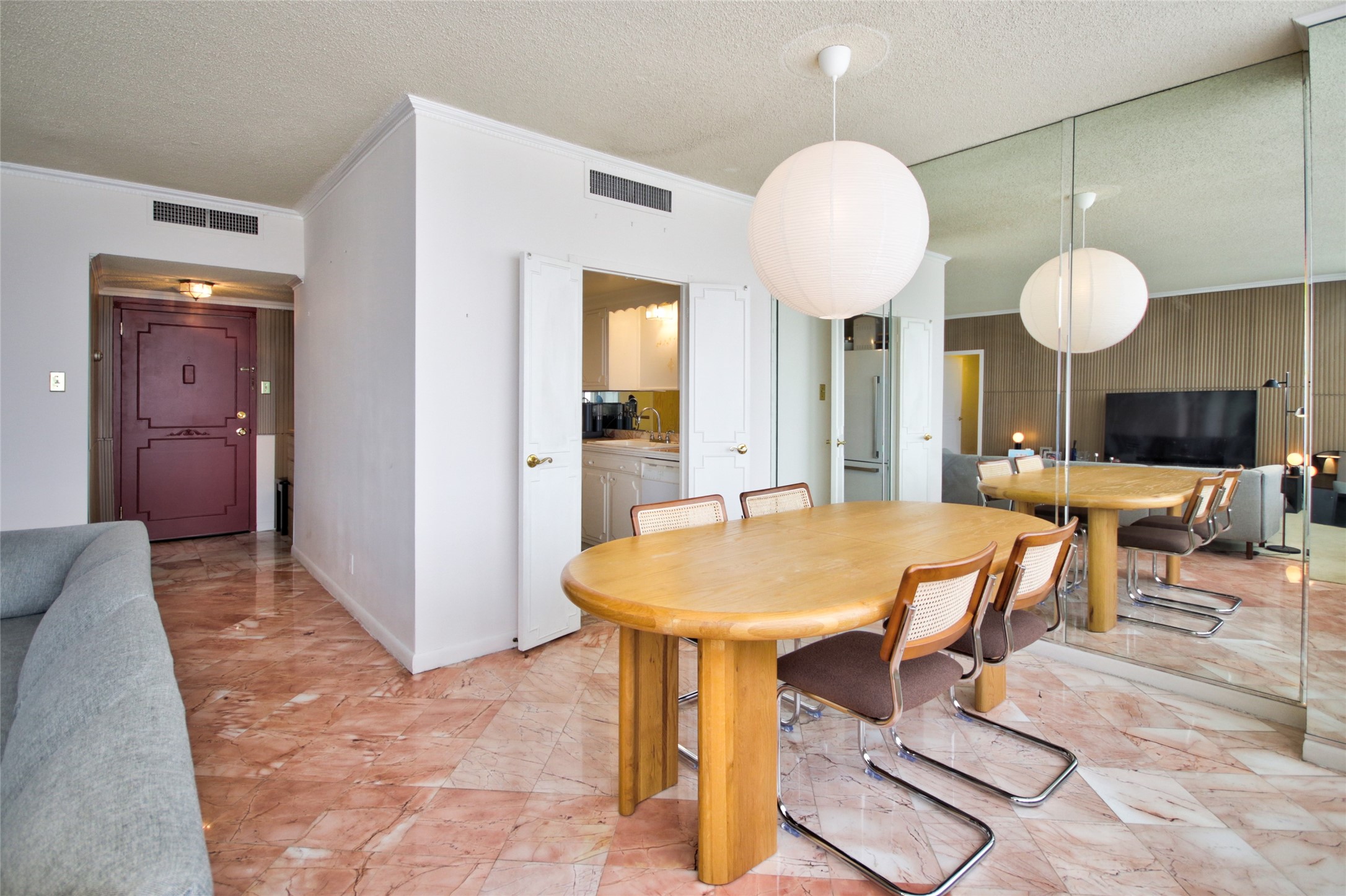 2701 Westheimer Road, Unit 7H Houston, TX 77098 - Photo 6 of 21 a living room with furniture a table and chairs