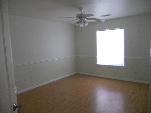 7598 Pit Road Redding, CA 96001 - Photo 9 of 10 an empty room with a window