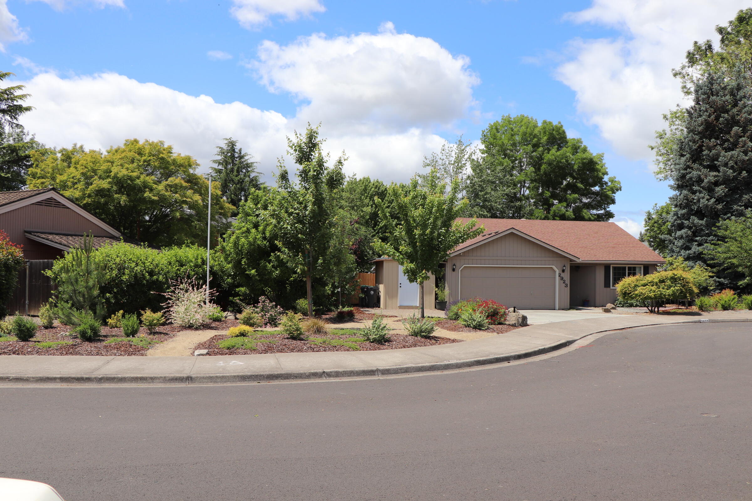 2923 Aldersgate Road Medford, OR 97504 - Photo 3 of 35 IMG_1626