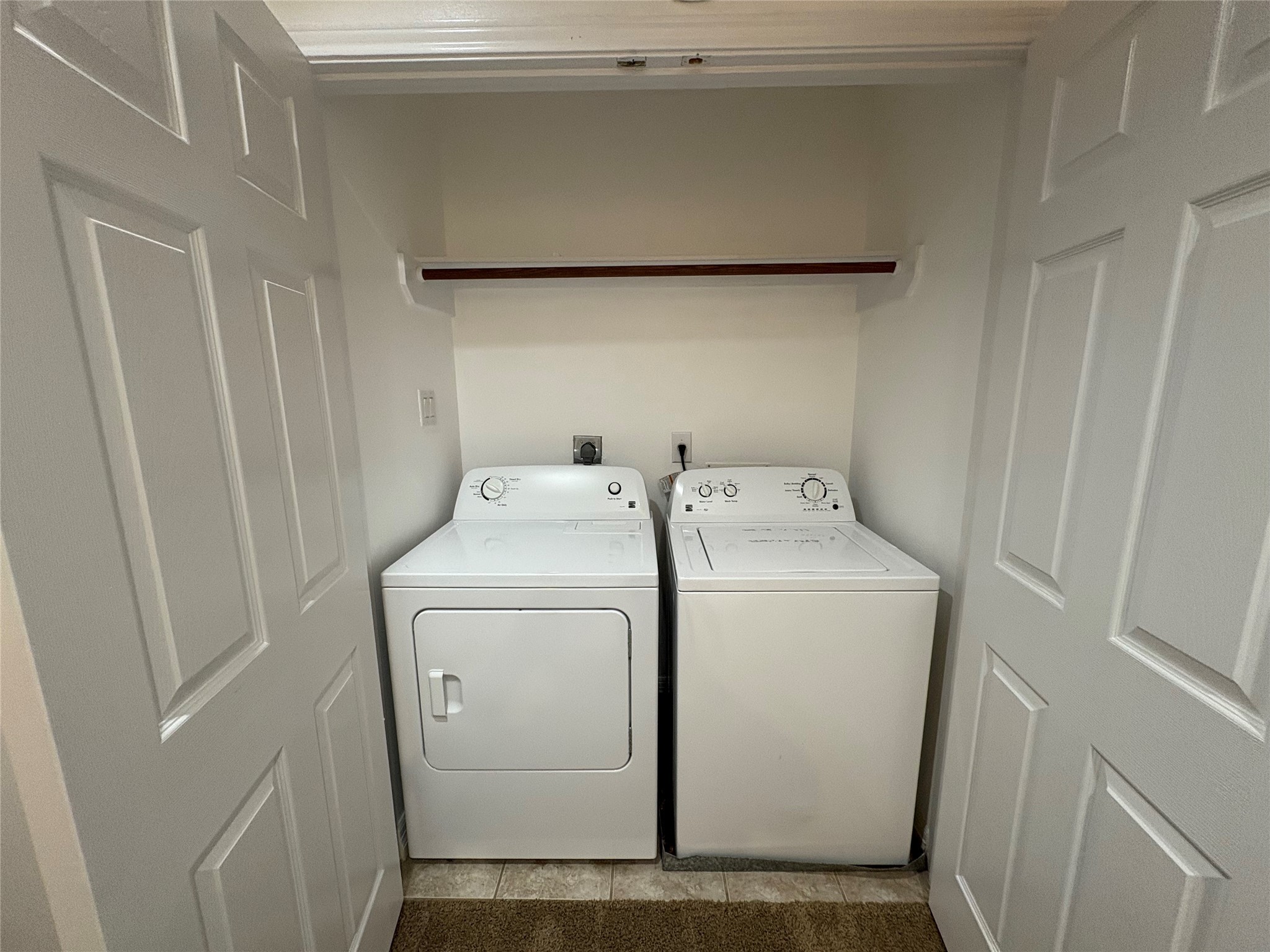 3710 Sherwood Lane, Unit 102 Houston, TX 77092 - Photo 15 of 27 Property includes set of washer and dryer inside the property.