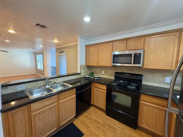 $1,900 | 3710 Sherwood Lane, Unit 102, Houston, TX 77092