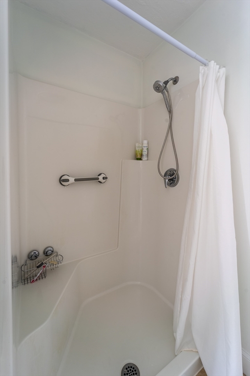 17 Village Way, Unit 17 Rutland, MA 01543 - Photo 22 of 33 a close view of a bathtub in a bathroom