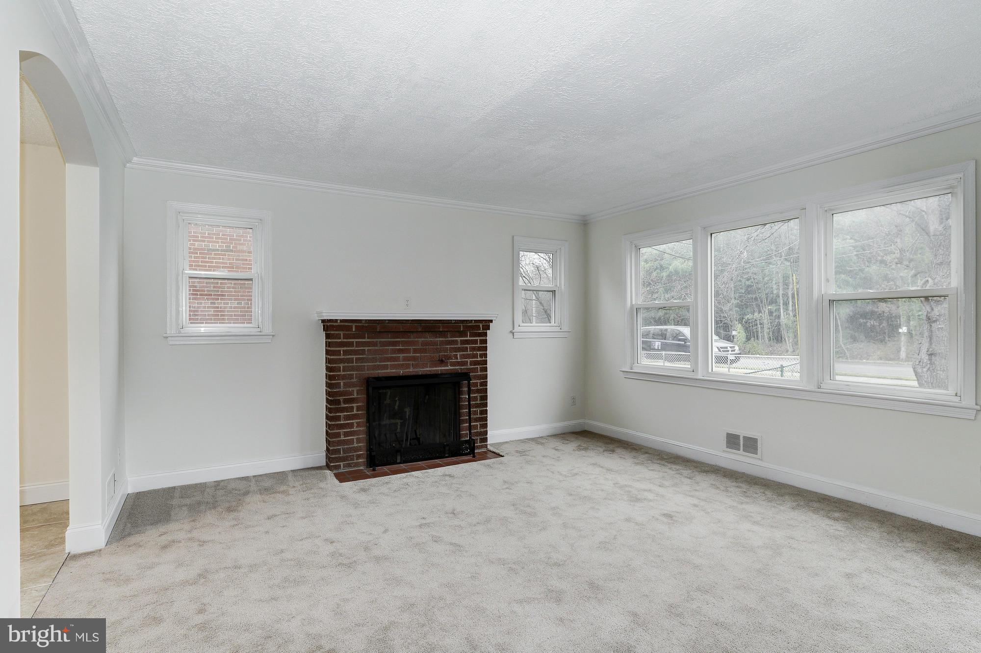 6505 Bock Road Oxon Hill, MD 20745 - Photo 3 of 29 Living Room
