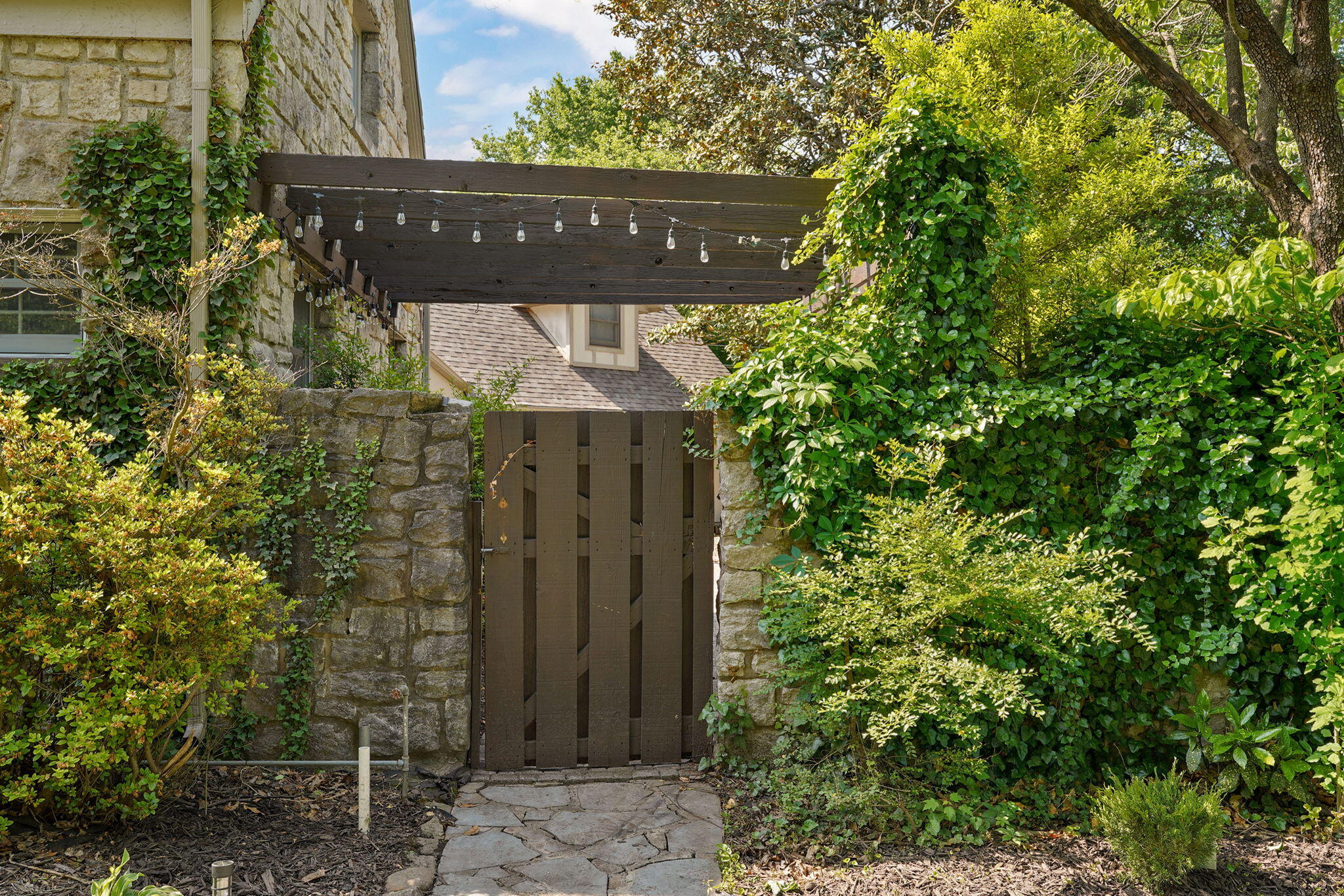 956 East University Street Springfield, MO 65807 - Photo 7 of 76 956 E University St-5