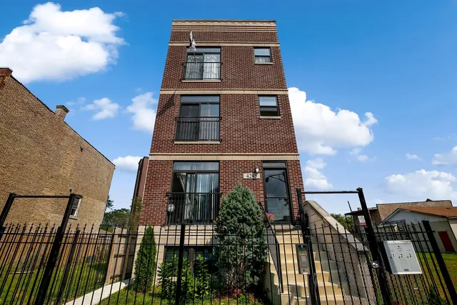 $329,999 | 4245 South Langley Avenue, Unit 2, Chicago, IL 60653