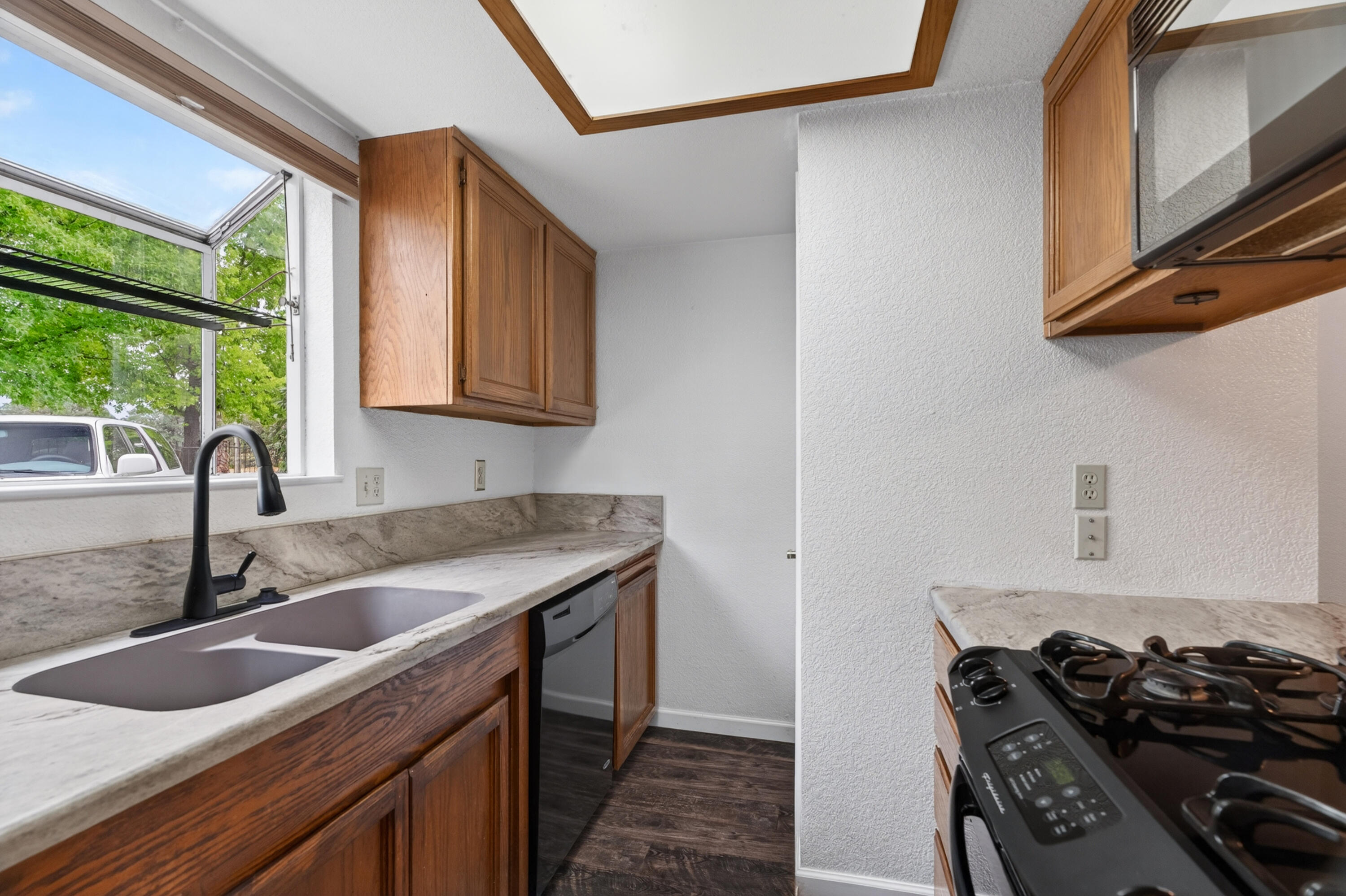 200 Ridgetop Drive, Unit 22 Redding, CA 96003 - Photo 11 of 29 Kitchen