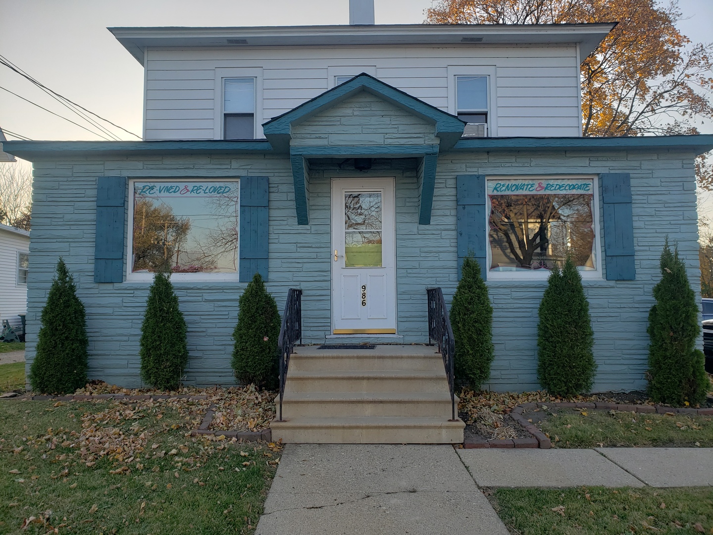 986 Main Street Antioch, IL 60002 - Photo 2 of 24 a front view of a house with garden