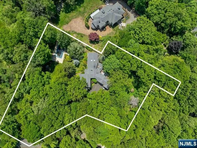 a view of a tennis court