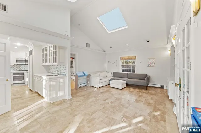 a view of front door with entryway