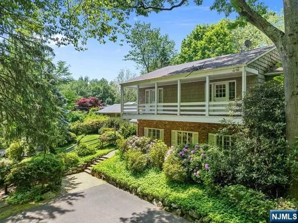 $2,299,000 | 3 Lambs Lane, Cresskill, NJ 07626
