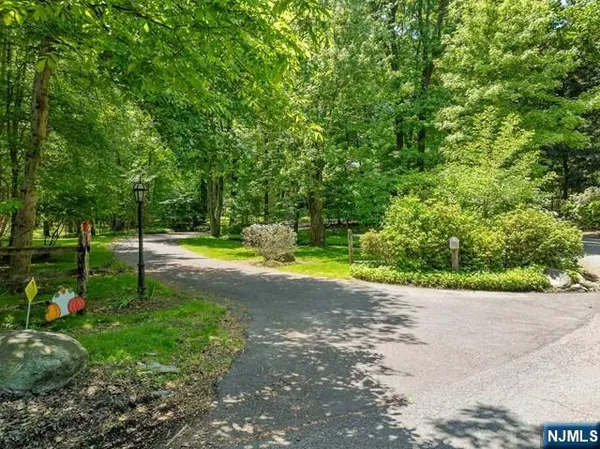 $2,299,000 | 3 Lambs Lane, Cresskill, NJ 07626