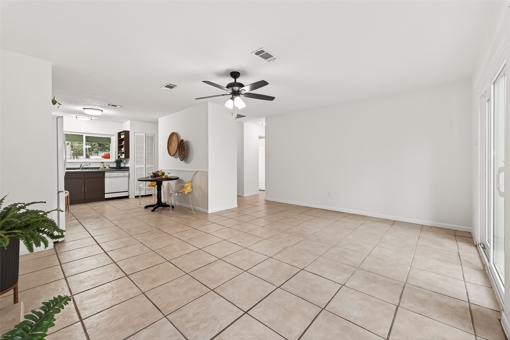 1 Laurel Oak Place Spring, TX 77380 - Photo 11 of 39 a view of a livingroom with furniture and a chandelier