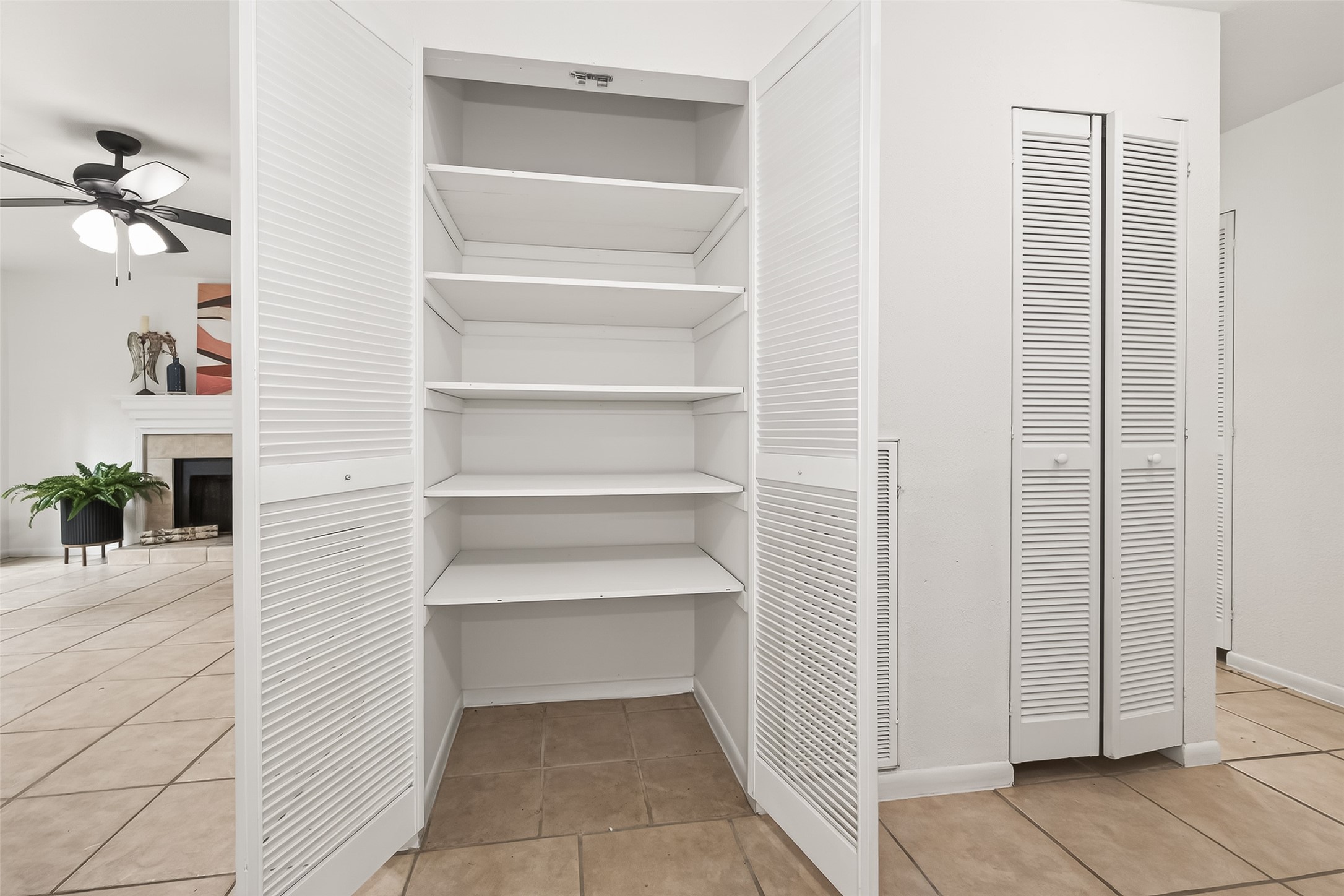 1 Laurel Oak Place Spring, TX 77380 - Photo 21 of 39 a room with a closet