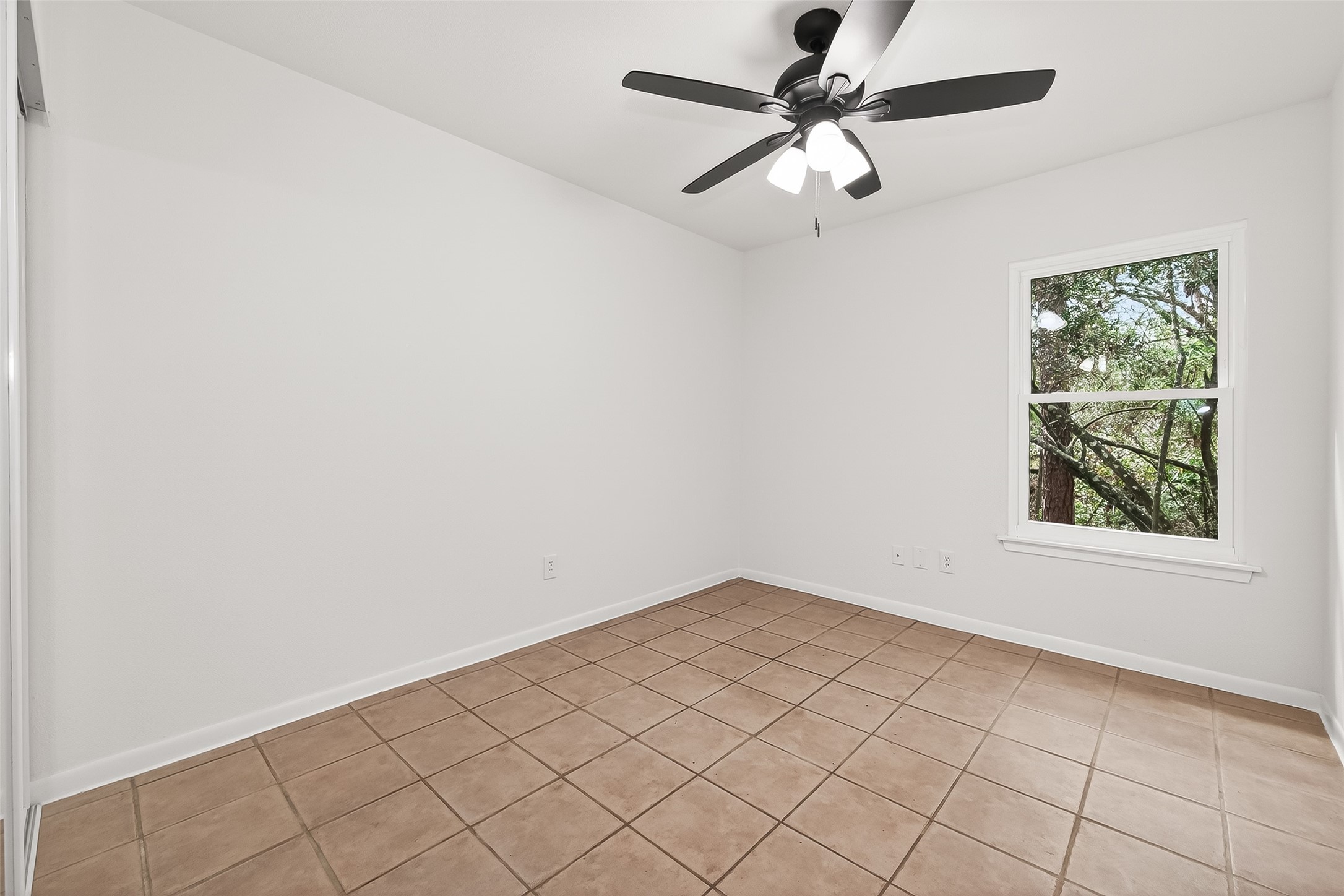 1 Laurel Oak Place Spring, TX 77380 - Photo 26 of 39 an empty room with windows and fan