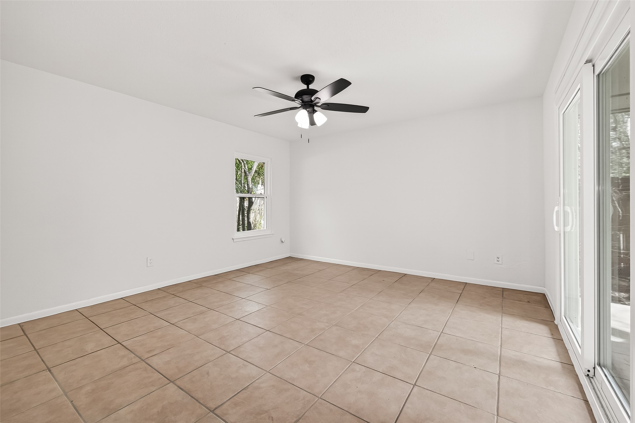 1 Laurel Oak Place Spring, TX 77380 - Photo 28 of 39 an empty room with windows and fan