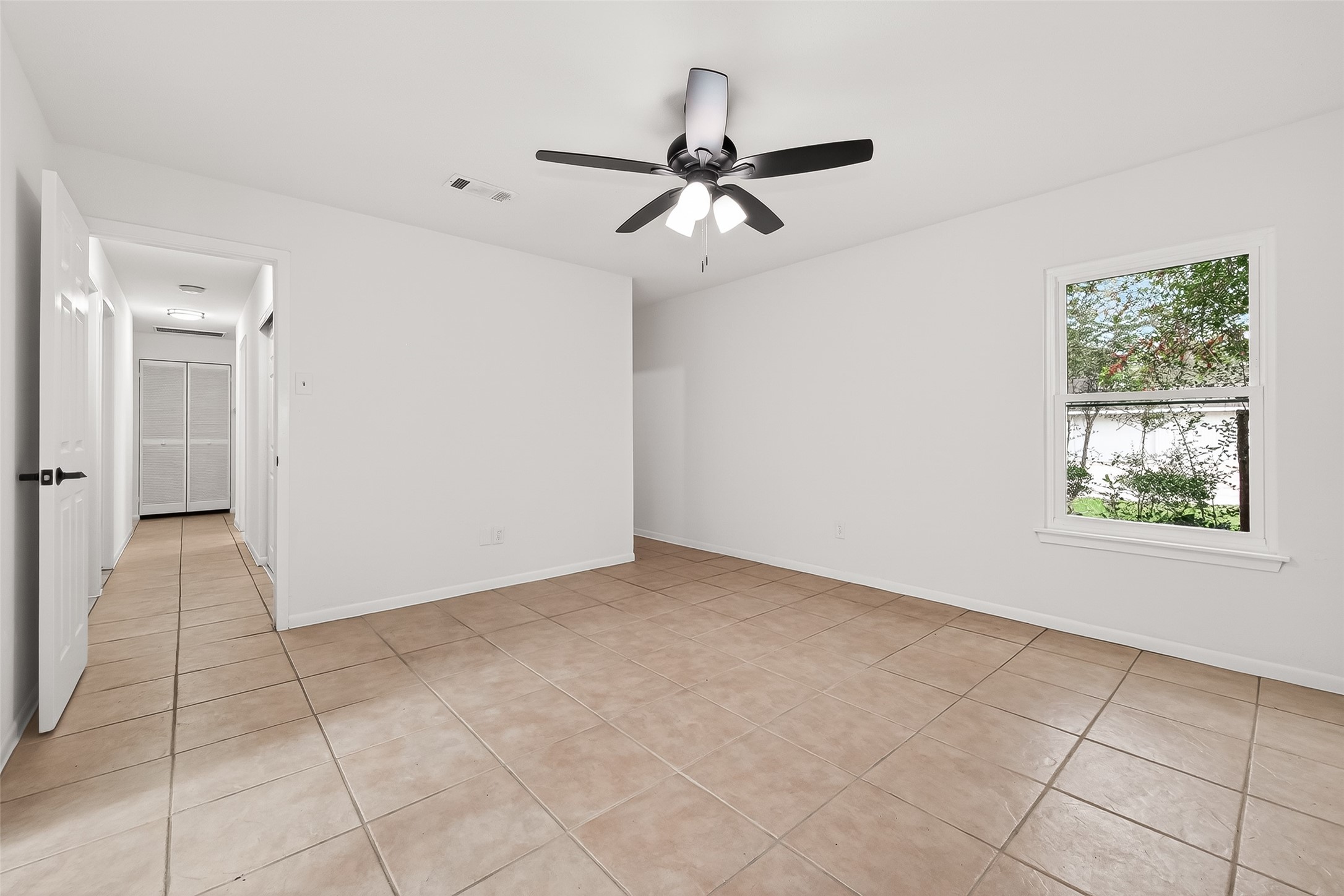1 Laurel Oak Place Spring, TX 77380 - Photo 29 of 39 an empty room with closet and windows