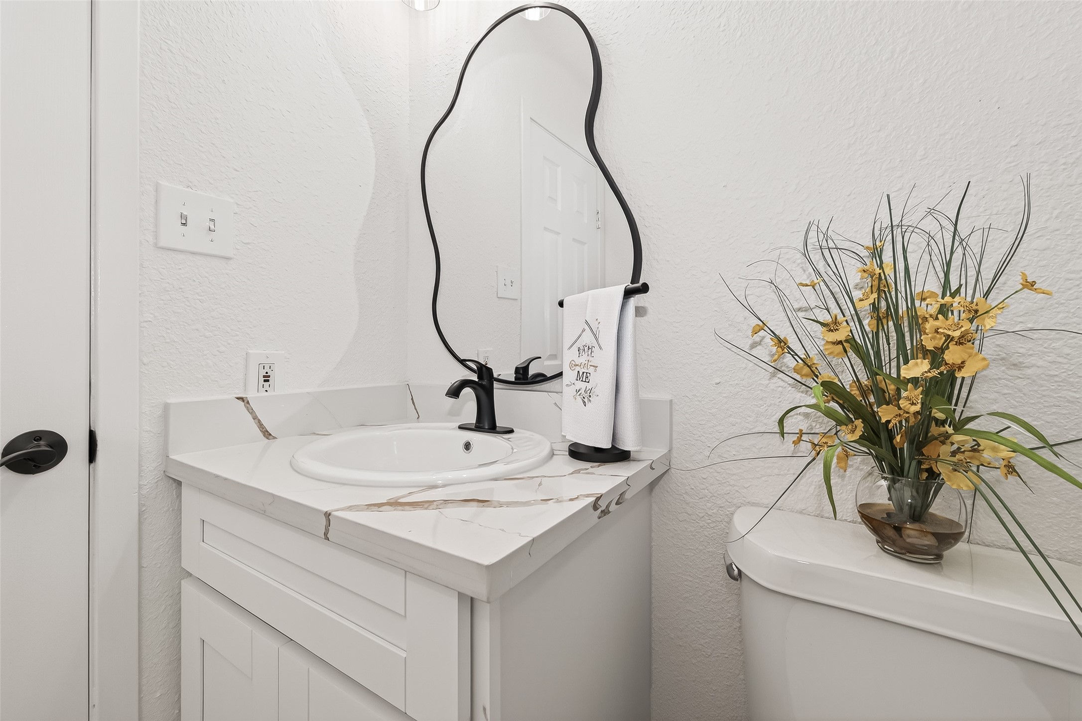 1 Laurel Oak Place Spring, TX 77380 - Photo 34 of 39 a bathroom with a sink and a mirror