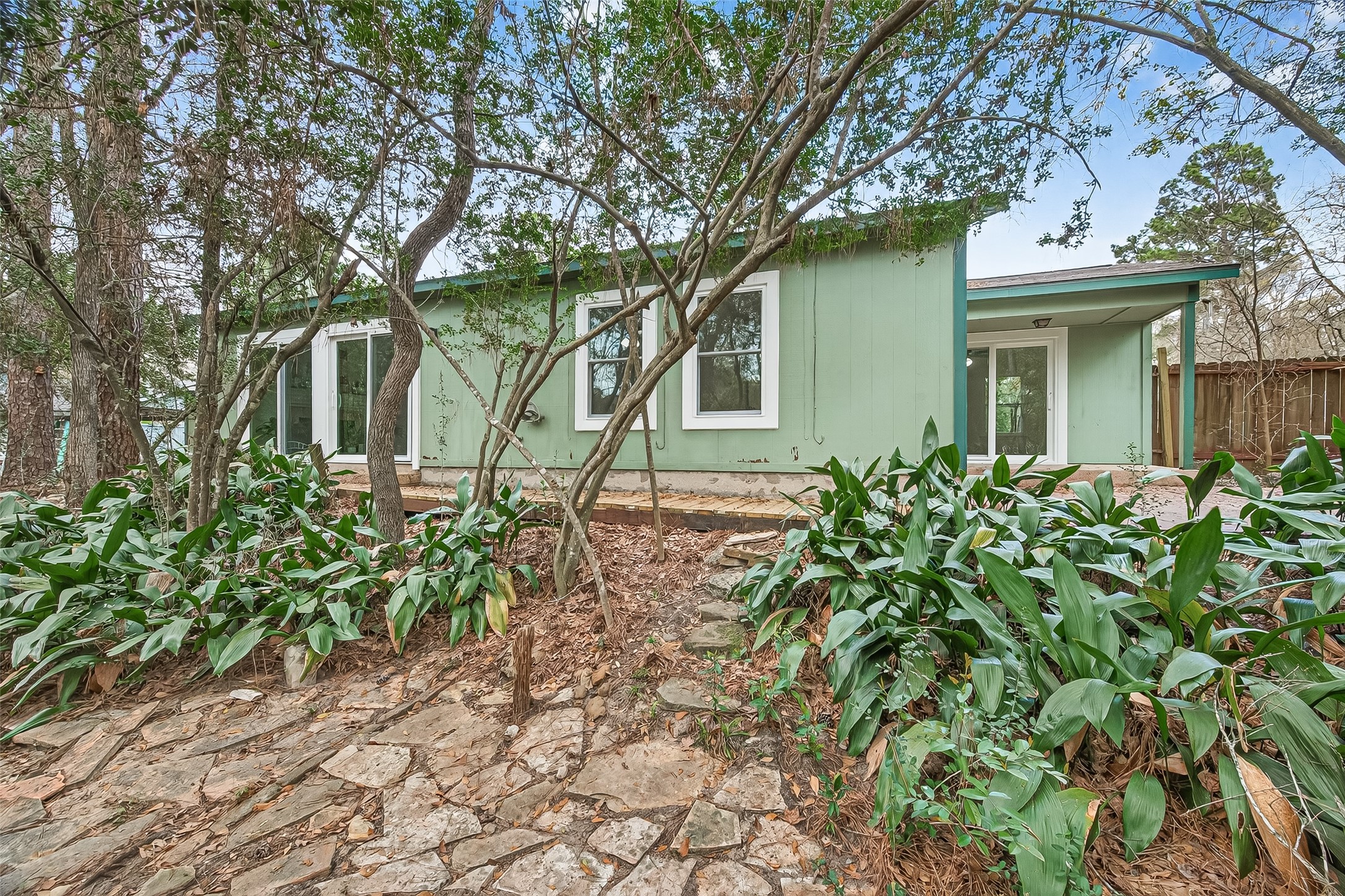 1 Laurel Oak Place Spring, TX 77380 - Photo 36 of 39 a backyard of a house with table and chairs