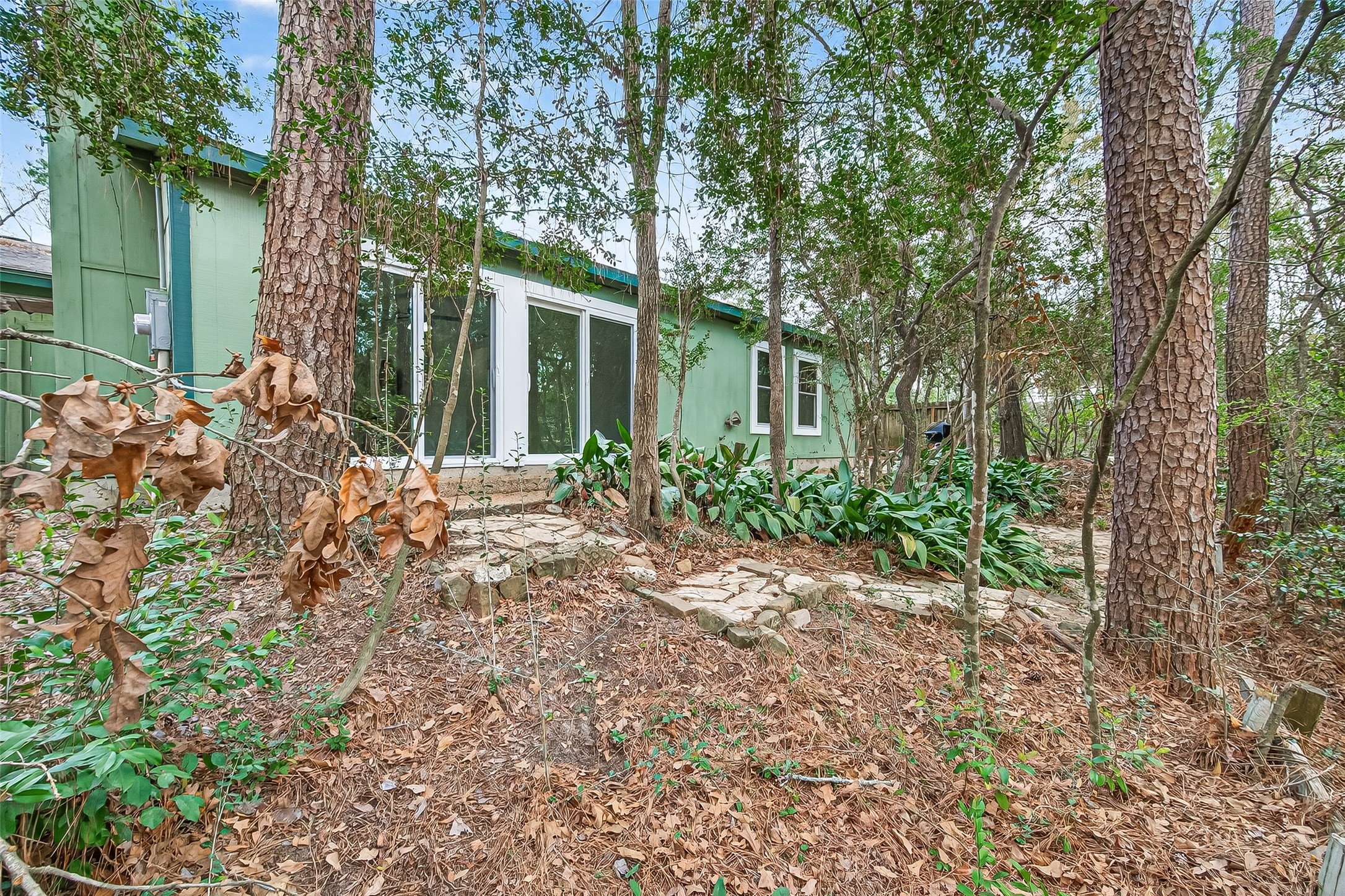 1 Laurel Oak Place Spring, TX 77380 - Photo 37 of 39 front view of a house with a garden