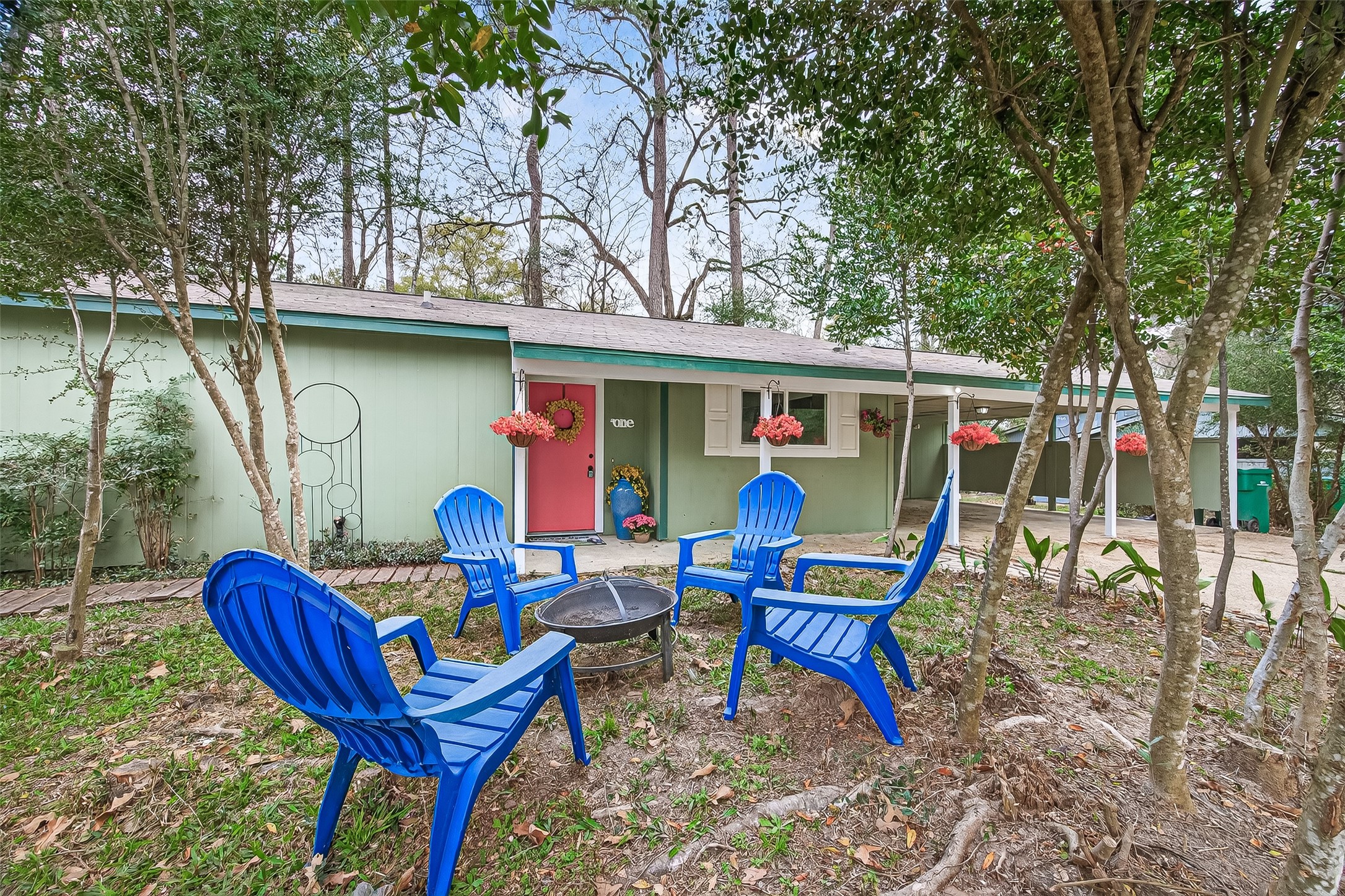 1 Laurel Oak Place Spring, TX 77380 - Photo 5 of 39 a view of a chairs and table in the patio