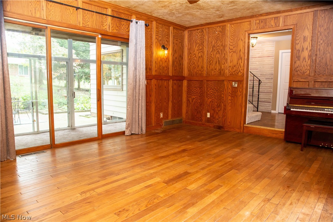 121 South Tamarack Road Akron, OH 44319 - Photo 13 of 35 Florida Room off Family Room. Loads of light!